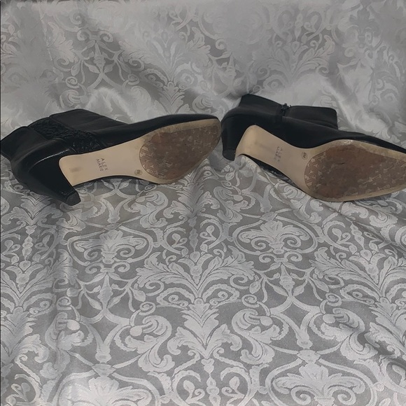 Shoes - Picture 4 of 4